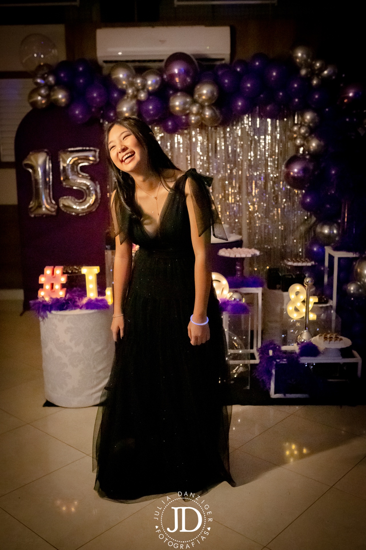 Manuela sorrindo durante a festa